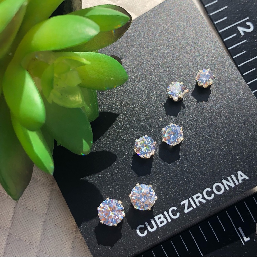 Beautiful classic earrings with huge sparkle🤍